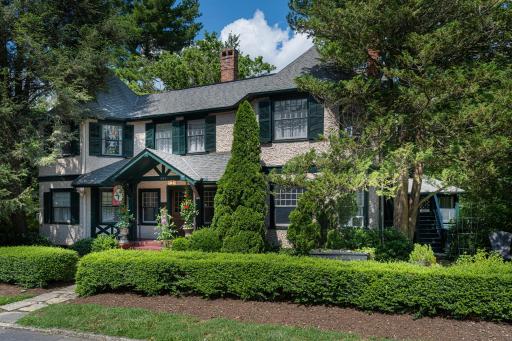 Pinecrest Bed & Breakfast - Housity