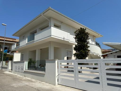 white B&B - Housity