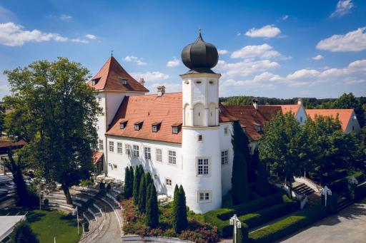 Schlosshotel Neufahrn - Housity