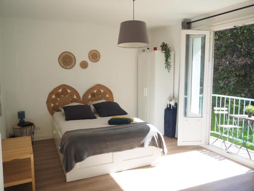 Terrasse, vue sur jardin arboré et place de parking gratuite - Housity