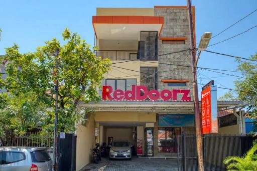 RedDoorz Syariah near Airlangga University Campus B - Hizvo