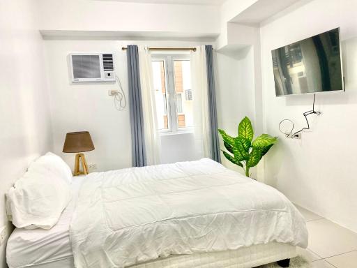 VERY COZY Queensized Bedroom Condo in Parañaque City Near NAIA Pasay Airport and Mall of Asia - Housity