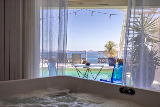 LES SUITES LOVE 1 SPA VUE MER PISCINe - Housity