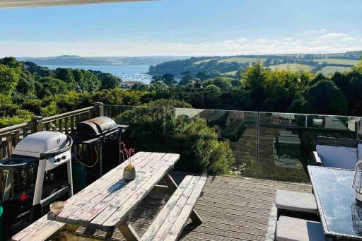 Gorgeous 3 bed house with sea views and hot tub - Housity