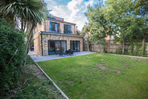 Private Rooms with Common Kitchen, Bathroom, Garden and Lounge in Surrey - Housity