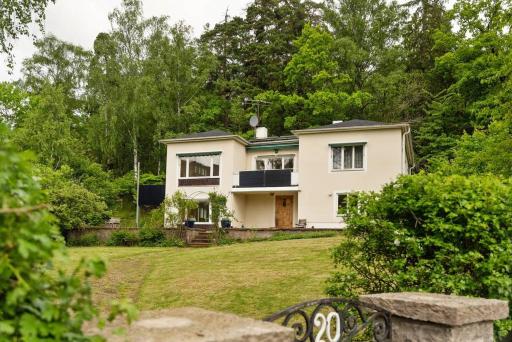 Room in a spacious villa - Housity