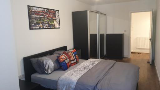 Double Room with Shared Bathroom - Housity