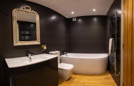 The Lower Buck Inn - Housity