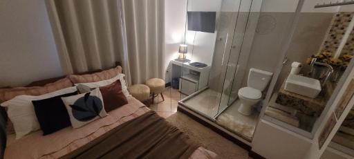 Banheiro de Vidro em Suíte compacta.Centro - Housity