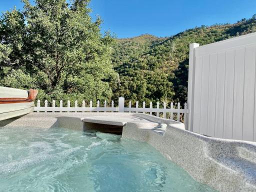 Eagle Nest River Views Hot Tub Games Sleeps 6 - Housity