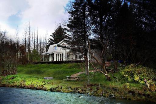Riverfront Paradise Villa - Housity