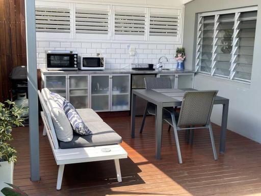 Relax at Trinity Beach Getaway, Blue Lagoon, Trinity Beach - Housity