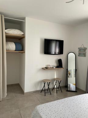 Chambre avec salle de bain privée dans villa avec garage - Housity