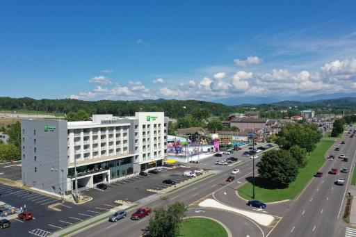 Holiday Inn & Suites Pigeon Forge Convention Center, an IHG Hotel - Housity