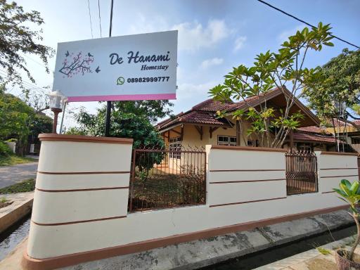 De Hanami Homestay Setrayasa - Housity