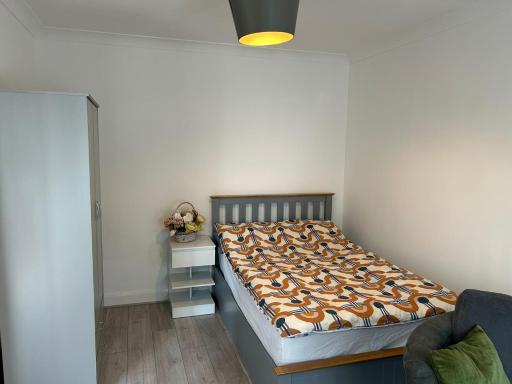 Easy Room in London - Housity