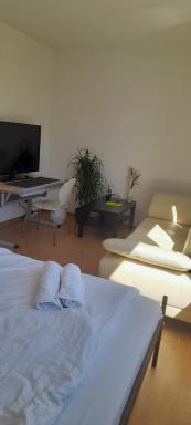Private bedroom with free parking - Housity