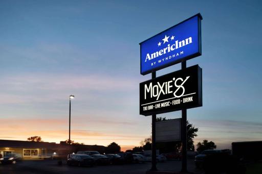 AmericInn by Wyndham La Crosse Riverfront Conference Center - Housity