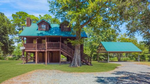 Experience Louisiana, Cabin on Bayou Petite Anse - Housity