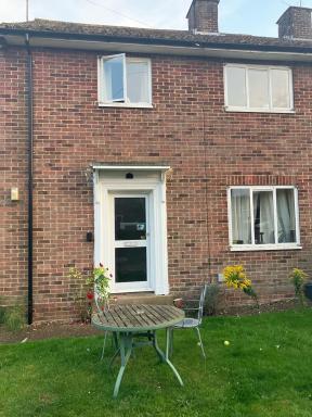 Comfortable rooms upstairs at number 8 - Housity