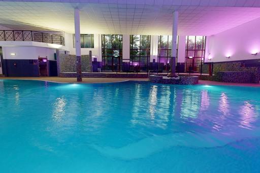 Village Hotel Leeds North - Housity