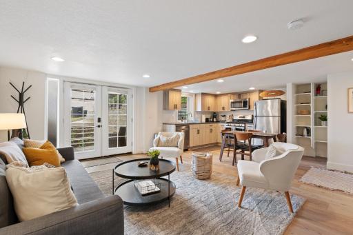 Rare Redesign Cozy Space, Quaint Local Location - Housity