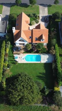 Grande Chambre entre caen et la mer chambre terrasse jardin et piscine - Housity