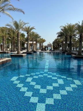 Spacious 2-bedroom beachfront apartment with pool - Housity