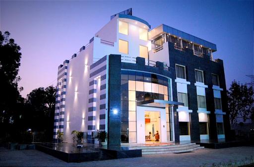 The Grand Aurra Resorts - Housity