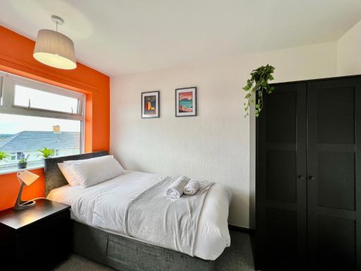Clifton House - Stylish 3 Bed home with parking - Housity