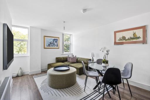 Luxurious 2 Bedroom Apartment with Free Parking - Housity