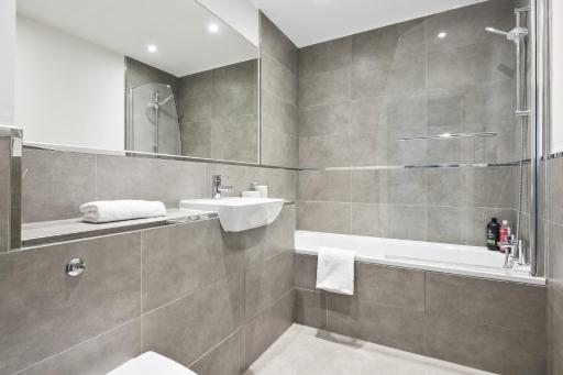 Luxurious 2 Bedroom Apartment with Free Parking - Housity