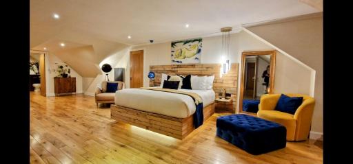 The Sleeping Dog Room at The Grumpy Schnauzer BnB Huge Room, Luxe Suite, Private Hot Tub, Breakfast, Gym, Games Room, Farm Stay, Amazing - Housity