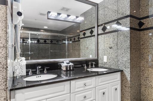 Fortune House Hotel Suites - Housity