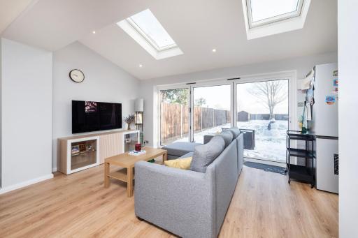 3 bedroom house with a beautiful view in Bromley - Housity