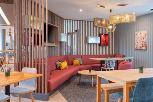 Hampton by Hilton Ashford International - Housity