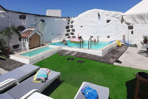 PRECIOSA CASA EMBLEMATATICA, PISCINA,WIFI - Housity