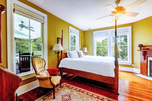 Inspiration Room at Camellia Rose Inn Downtown - Housity