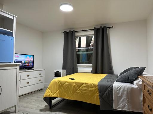 SERENE FULL BED NEAR DOLPHIN MALL/FIU - Housity