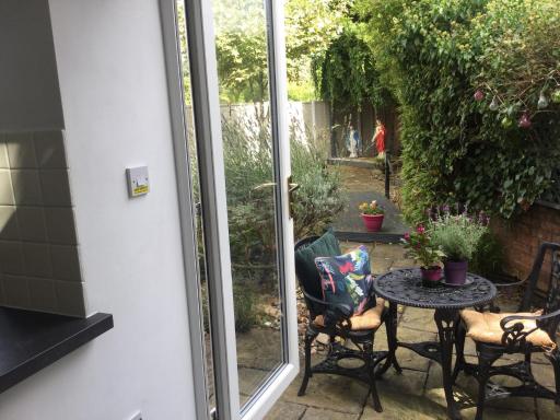 Oakleigh 1 bed ground floor garden view apartment FREE ONSITE PARKING - Housity