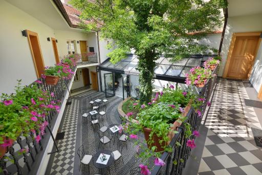 Hotel At the White Lily - Housity
