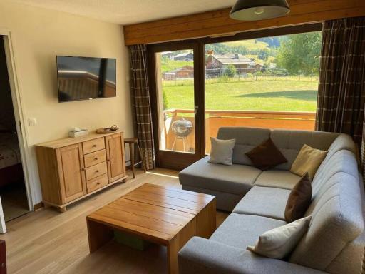 Charming Bright Spacious Village Walk to lift Hike - Housity