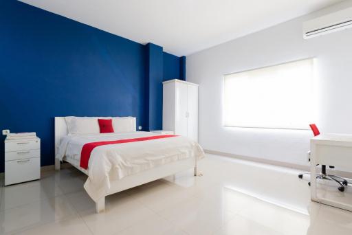 RedDoorz Plus near Living Plaza Jababeka - Housity