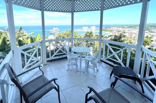 Hummingbird Retreat - Luxury Oceanview Apt, 7-Minute Walk to Beach - Housity