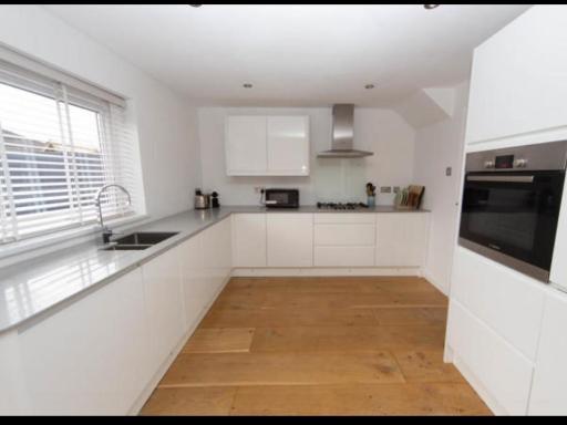 Sunny room in modern house - Housity