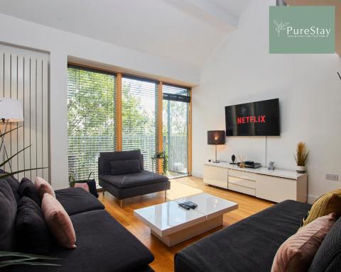 Beautiful Four Bed House By PureStay Short Lets & Serviced Accommodation Coventry With Parking - Housity