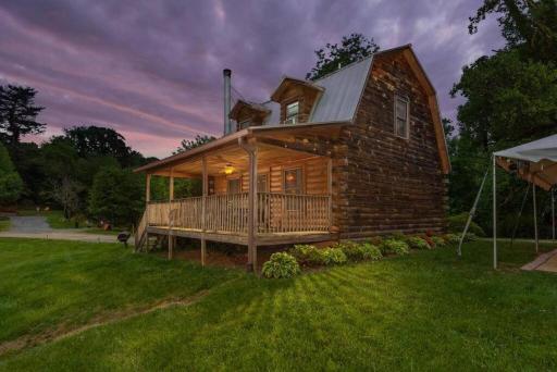 Gorgeous Mountain View Cabin on 12 Acres - Housity