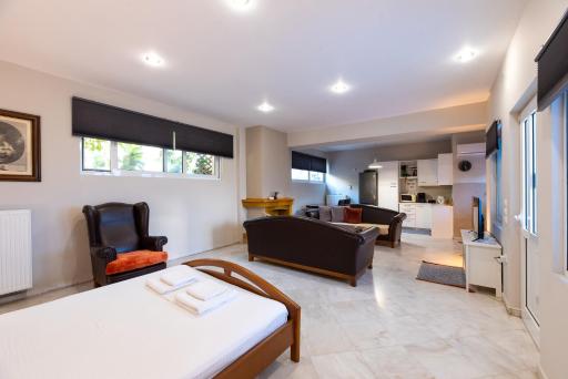 Emma's Airport Studio - Housity
