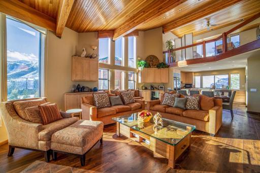 #371 - Ski-In Ski-Out Pet-Friendly Home, Mountain Views & Private Spa - Housity