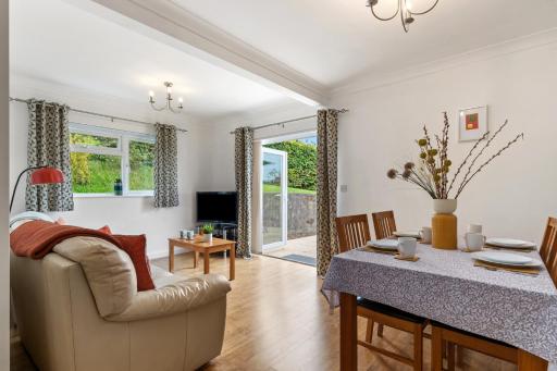 St Helens Apartment 2 - Short Walk to Beach - Housity